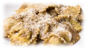WEEKEND GOLOSO DI SABATO 7 E DOMENICA 8 GIUGNO Una scampagnata in Oltrepò Pavese: i sapori della natura focaccia integrale di segale con rosmarino in abbinamento i salumi della nostra cantina salame pancetta coppa e lardo insalata russa della casa sformato rustico di cipollotti e zola ravioli di brasato risotto al pinot rosé con fave e guanciale pollo al forno con olive limone e zenzero cotechino con crema di lenticchie alla provenzale contorno di polenta di farina macinata a pietra torta delicata fragole e panna montata torta soffice ai fiocchi d’avena e miele in abbinamento il Moscato e brindisi con la signora Elide @ Agriturismo Le Tradizioni di Elide | Lombardia | Italia